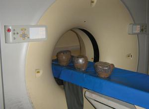 Passage de trois urnes au scanner