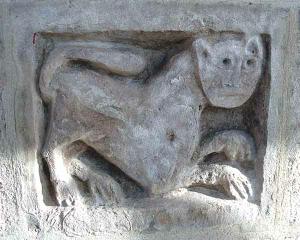 Métope en pierre représentant un lion (XIIe siècle) © SAVL