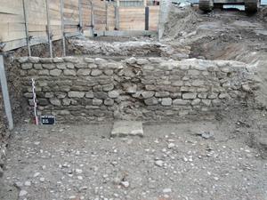 Mur de soutnement antique bordant une voie oriente nord-sud.