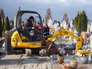 Opration au cimetire de Loyasse  SAVL